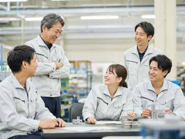 長く働く社員が多い職場の様子
