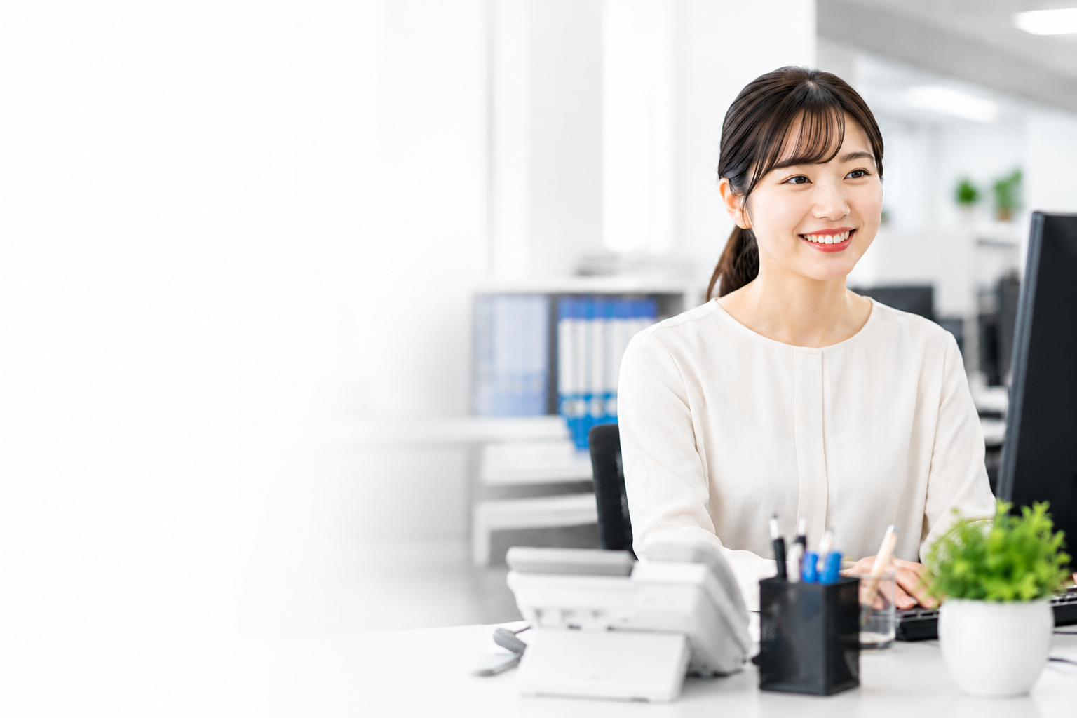 事務職として働くスタッフ