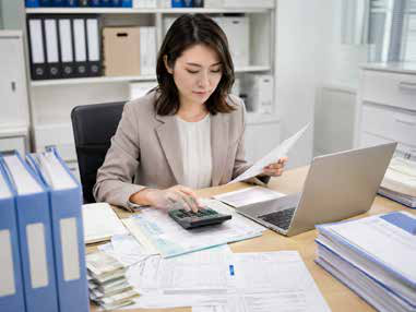 書類を確認する営業事務の様子